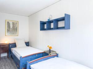 Zimmer mit 2 Betten, einem Schreibtisch und einem Spiegel in der Unterkunft Apartment Stem 2 by Interhome in Verbier