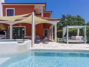 Der Swimmingpool an oder in der Nähe von Holiday Home Villa Amaii by Interhome