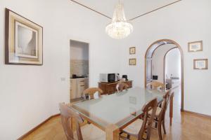 - une salle à manger avec une table et des chaises dans l'établissement Cà Sandra, à Côme