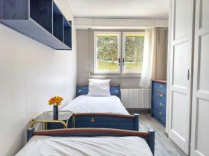 een slaapkamer met 2 bedden en een raam bij Apartment Stem 2 by Interhome in Verbier