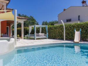 Der Swimmingpool an oder in der Nähe von Holiday Home Villa Amaii by Interhome