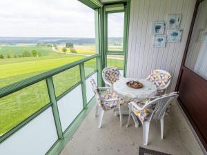 - une table et des chaises sur une terrasse couverte avec vue dans l'établissement Apartment K 40 by Interhome, à Dittishausen