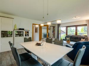 een keuken en een woonkamer met een witte tafel en stoelen bij Holiday Home Quelle by Interhome in Dittishausen