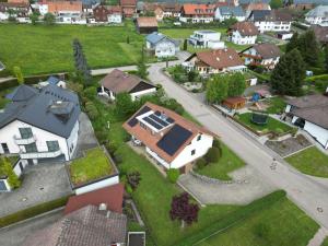 une vue aérienne d'une maison dans une banlieue dans l'établissement Holiday Home Quelle by Interhome, à Dittishausen