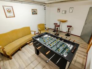 een woonkamer met een tafelvoetbaltafel bij Holiday Home Quelle by Interhome in Dittishausen