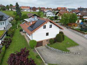een wit huis met een rood dak op een groene tuin bij Holiday Home Quelle by Interhome in Dittishausen