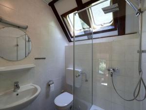 ein Bad mit einer Dusche, einem WC und einem Waschbecken in der Unterkunft Holiday Home Am Sternberg 74 by Interhome in Frankenau