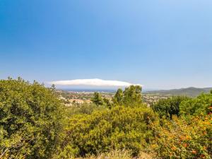 vista sulla città da una collina alberata di Holiday Home Mont des Roses by Interhome a Bormes-les-Mimosas