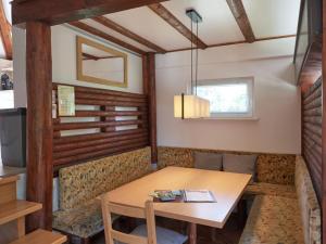 Un comedor con una mesa y una ventana. en Holiday Home Am Sternberg 97 by Interhome, en Frankenau 22 fotos más