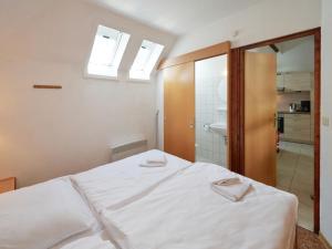 Cama blanca en habitación con baño en Holiday Home Am Sternberg 38 by Interhome, en Frankenau