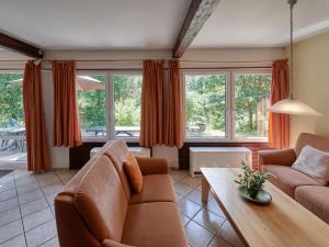 sala de estar con sofá y mesa en Holiday Home Am Sternberg 38 by Interhome, en Frankenau