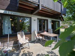 patio ze stołem i krzesłami na domu w obiekcie Holiday Home Am Sternberg 105 by Interhome w mieście Frankenau