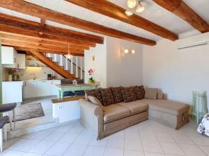 Posezení v ubytování Holiday Home Pinia II by Interhome + 25 fotografií