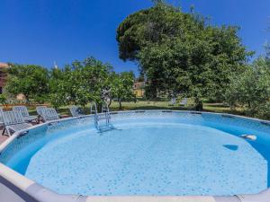 Swimming pool sa o malapit sa Holiday Home Pinia II - KST127 by Interhome
