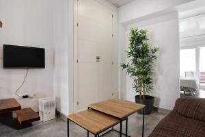 ein Wohnzimmer mit Sofa und Tisch in der Unterkunft Mariola in Novo Sancti Petri + 10 Fotos