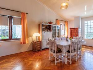 jadalnia ze stołem i krzesłami w obiekcie Apartment Vladimir - PUL237 by Interhome w mieście Banjole