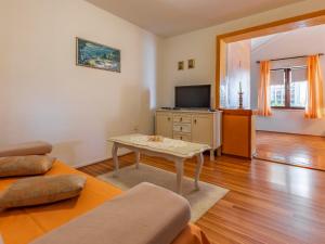 Apartment Vladimir by Interhome في بنجول: غرفة معيشة مع طاولة وتلفزيون