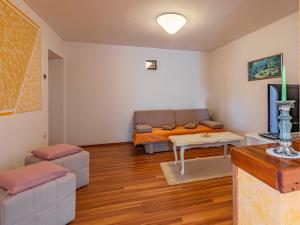 Apartment Vladimir by Interhome في بنجول: غرفة معيشة بها أريكة وطاولة +32 صورة