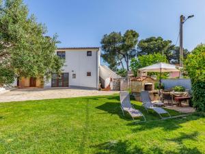 Apartment Vladimir by Interhome في بنجول: ساحة مع كرسيين مرجانيين وطاولة