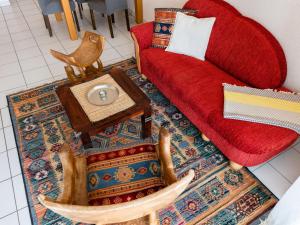 sala de estar con sofá rojo y mesa en Apartment F 32 by Interhome en Dittishausen