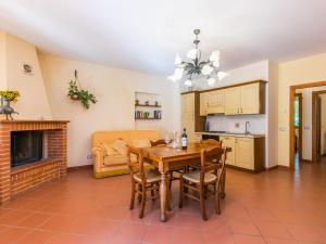 Badia AgnanoにあるApartment Margherita by Interhomeのキッチン、ダイニングルーム(テーブル、ソファ付)