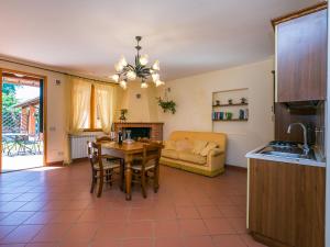 uma cozinha e sala de estar com uma mesa e um sofá em Apartment Margherita by Interhome em Badia Agnano