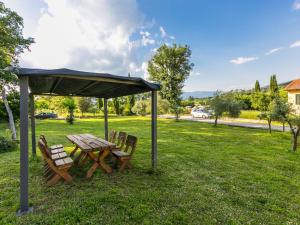 Badia AgnanoにあるApartment Margherita by Interhomeの公園内の天蓋下のピクニックテーブルと椅子