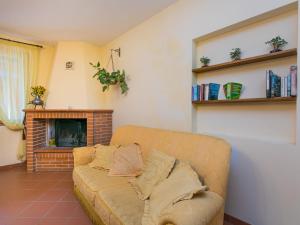 uma sala de estar com um sofá e uma lareira em Apartment Margherita by Interhome em Badia Agnano