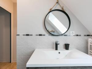 フエナンにあるApartment Parc des Dunes - FOE200 by Interhomeのバスルーム(白い洗面台、鏡付)