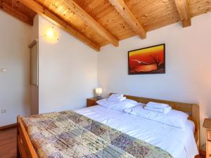 Giường trong phòng chung tại Holiday Home Pinia I - KST126 by Interhome