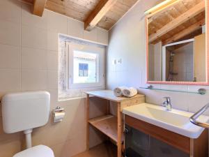 Koupelna v ubytování Holiday Home Pinia I by Interhome