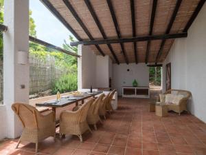 jadalnia ze stołem i krzesłami na patio w obiekcie Holiday Home Bolina by Interhome w mieście Conca Verde