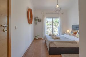 Schlafzimmer mit einem Bett und einem Fenster in der Unterkunft Beach & Nature Apartment - 2bedroom apt in Aljezur in Aljezur