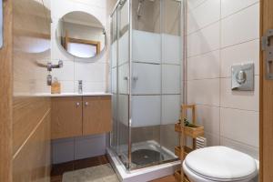 een badkamer met een douche, een toilet en een wastafel bij Beach & Nature Apartment - 2bedroom apt in Aljezur in Aljezur