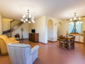 Badia AgnanoにあるHoliday Home Lavanda by Interhomeのリビングルーム(ソファ、テーブル付)