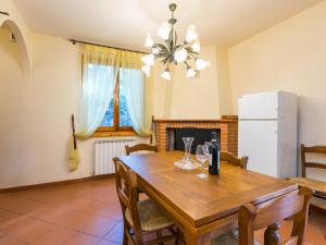Badia AgnanoにあるHoliday Home Lavanda by Interhomeのダイニングルーム(木製テーブル、暖炉付)