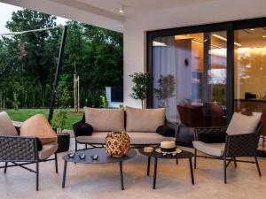 - un salon avec un canapé, des chaises et des tables dans l'établissement Holiday Home Villa Sonia by Interhome, à Nedeščina