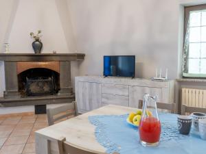 - un salon avec une table et une cheminée dans l'établissement Apartment Rosa Alba by Interhome, à Bolsena