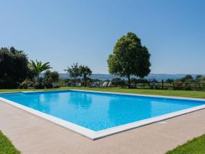 - une grande piscine dans une cour arborée dans l'établissement Apartment Rosa Alba by Interhome, à Bolsena