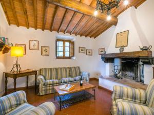 sala de estar con sofás y chimenea en Apartment Cellole - Torretta - CTC153 by Interhome, en Castellina in Chianti