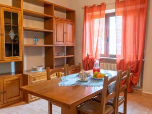 een keuken met een houten tafel en een fruitschaal bij Holiday Home Rosalba Bacara by Interhome in Bolsena