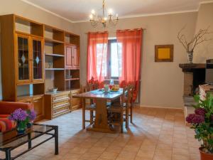 Holiday Home Rosalba Bacara by Interhome في بولسينا: مطبخ مع طاولة وغرفة طعام