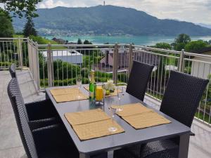 einen Tisch auf einem Balkon mit Blick auf das Wasser in der Unterkunft Apartment Meran-1 by Interhome in Görtschach