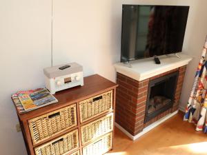 een tv op de top van een bakstenen open haard met een televisie op de top bij Apartment Tossens-6 by Interhome in Tossens