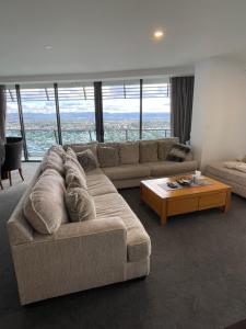 4 Bedroom Huge Sub Penthouse Oracle Level 31 Magnif VIEWS 260m2 Family Skyhome Sleeps 8 Adults and 2 Children, Sofa Bed Portacot, High Chair Central to Everything Resort Skyhome 5 STAR Luxury的休息区