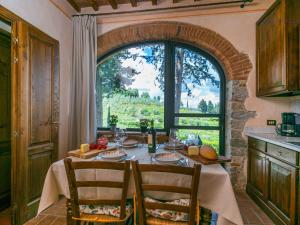comedor con mesa y ventana grande en Holiday Home San Rocco-1 by Interhome, en Greve in Chianti