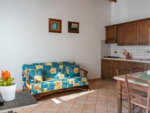 sala de estar con sofá azul en la cocina en Holiday Home Dolce Vita-2 by Interhome, en Bolsena