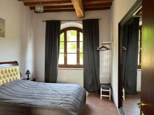 een slaapkamer met een bed en een raam bij Villa Bella Costa in Monticello