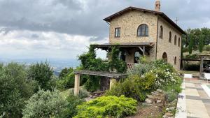 een huis bovenop een heuvel met vegetatie bij Villa Bella Costa in Monticello