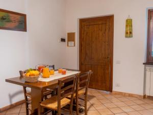 ボルセーナにあるHoliday Home Dolce Vita - BOL322 by Interhomeのダイニングルームテーブル(オレンジ付)、フルーツバスケット